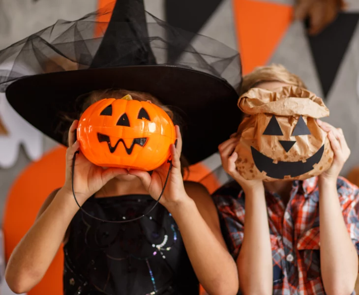 Enfants derrière des leurs citrouilles décorés